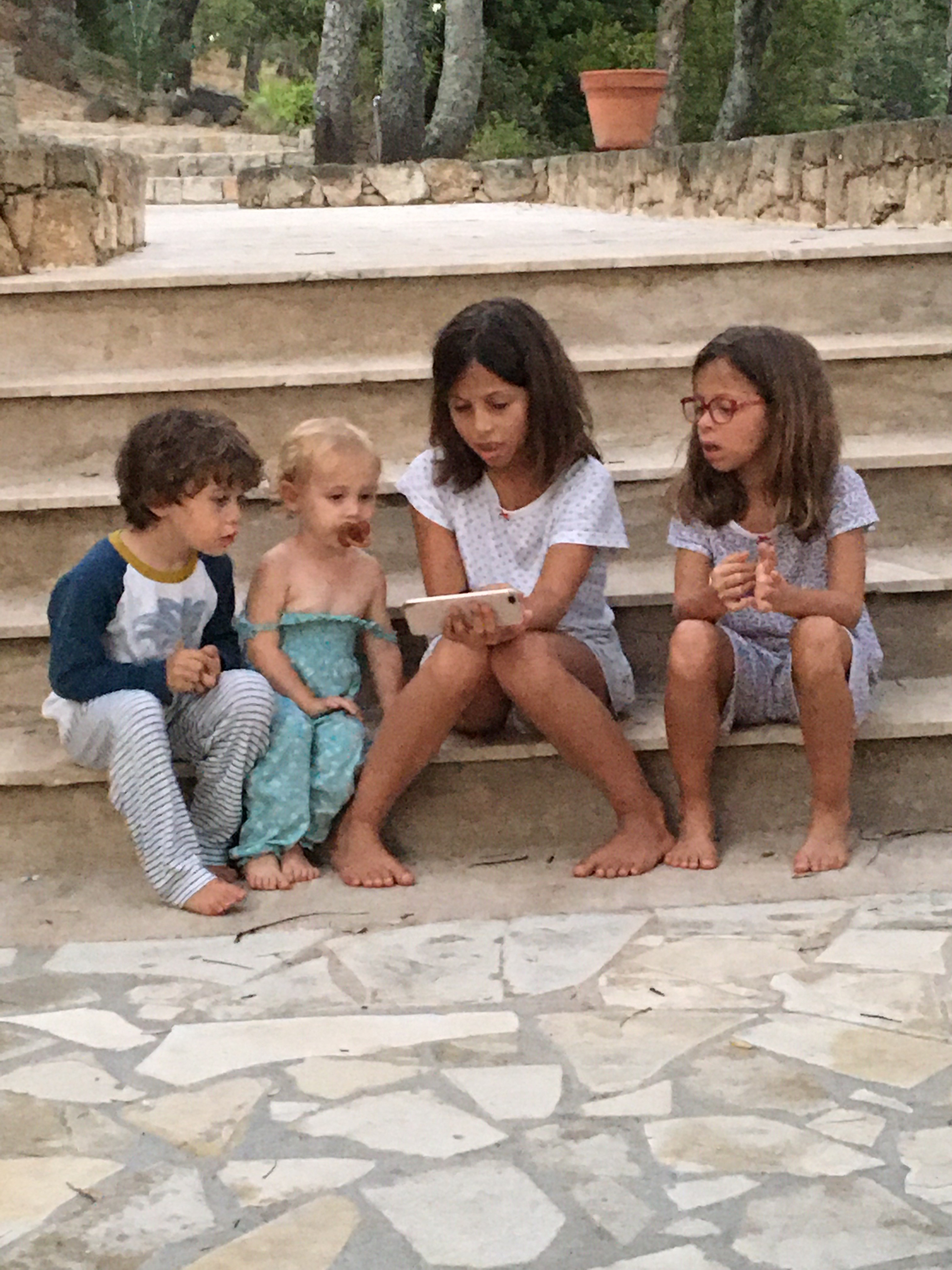 Les cousins sur les marches